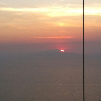 Zon gaat onder achter Capri (vanaf terras)
