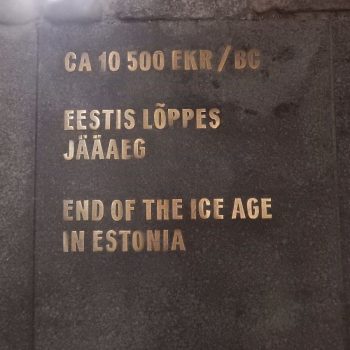 Steegje met de historische tijdlijn van Tallinn