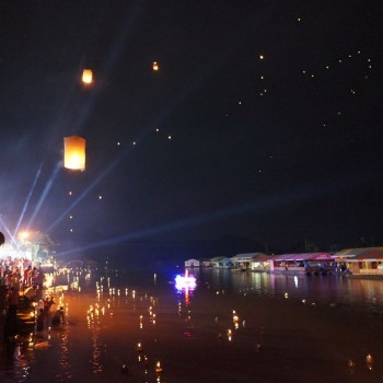 Loy Krathong aan de Kwai
