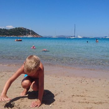 Spelen op het strand 
