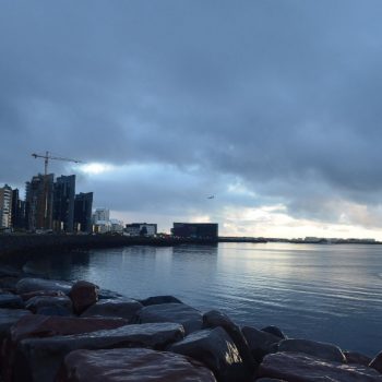 Uitzicht vanaf de kade op het concertgebouw van Reykjavik.