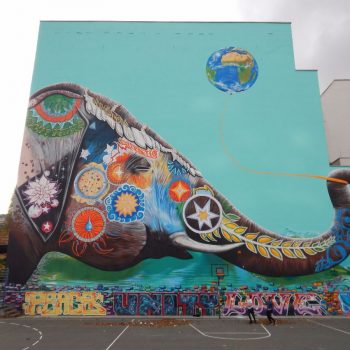 Flatgebouw in Berlijn vol prachtige street art kunst