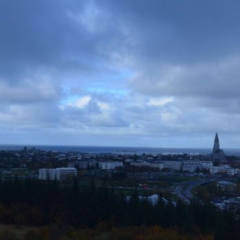 Uitzicht vanaf Perlan (op een donkere regenachtige dag) met uitzicht op de Hallgrimskirkja.