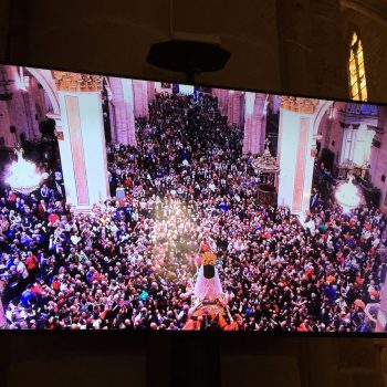 Drukte in de kerk! Mensen proberen het beeld van Maria aan te raken. 