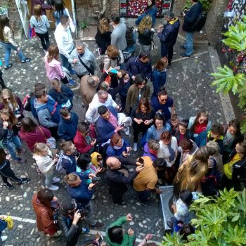 hordes toeristen onder het balkon van Giulietta