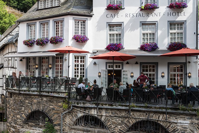 Sitzen auf der Terrasse in der Märchenstadt Monschau