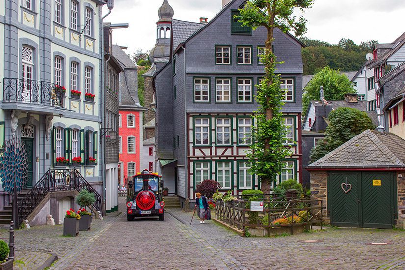 Fahren Sie mit dem Zug durch das historische Zentrum von Monschau