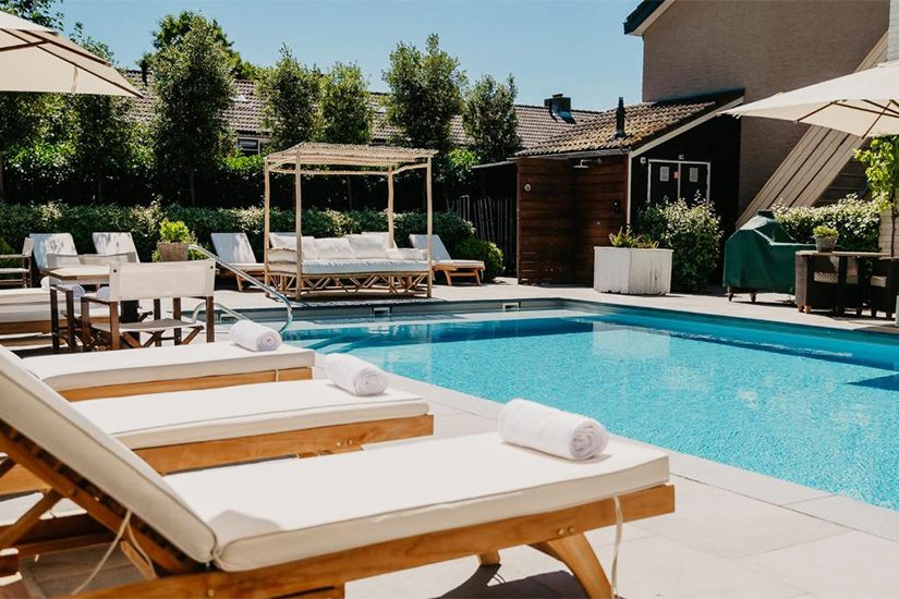 Außenpool des Badhotel Renesse in den Niederlanden